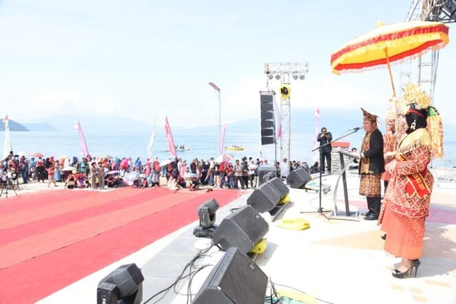 
Gubernur Sumatera Selatan Herman Deru membuka Festival Danau Ranau XXII Tahun 2019 yang besikan pagelaran seni dan budaya yang dipusatkan di  Dermaga Banding Agung Kecamatan Banding Agung Kabupaten OKU Selatan, Rabu (3/7).