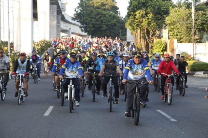 
					Herman Deru Naik Sepeda dari Griya ke BKB 