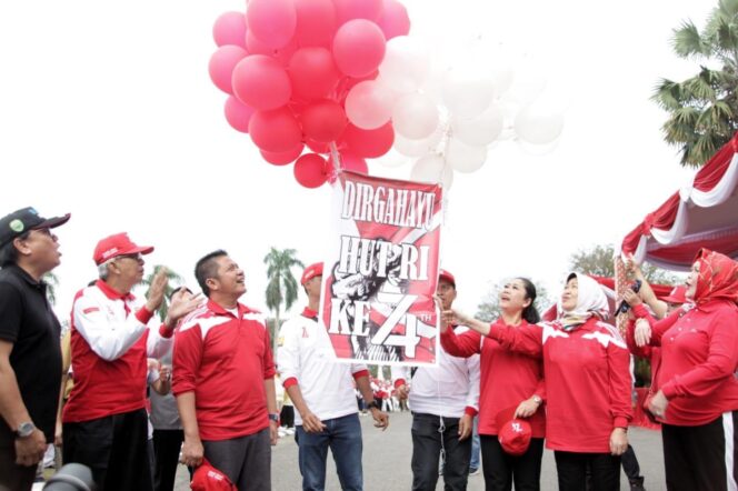 
					Lomba HUT RI, Herman Deru Juara Lomba Makan Kerupuk
