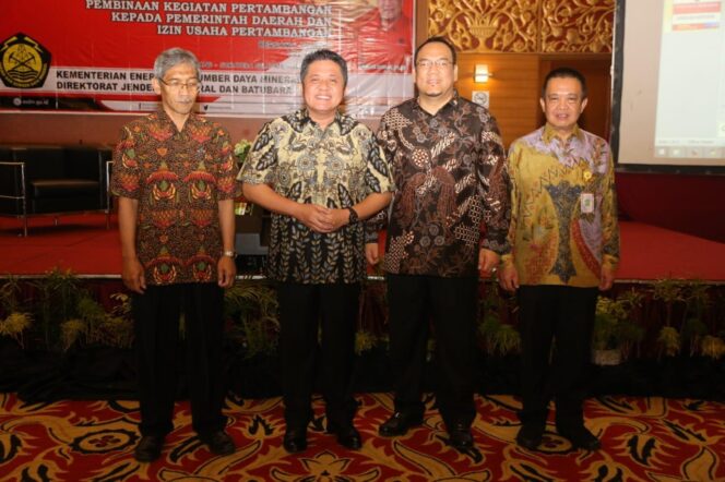 
					Gubernur Sumsel Herman Deru foto bersama dalam kegiatan sosialisasi pengawasan pertambangan minerba