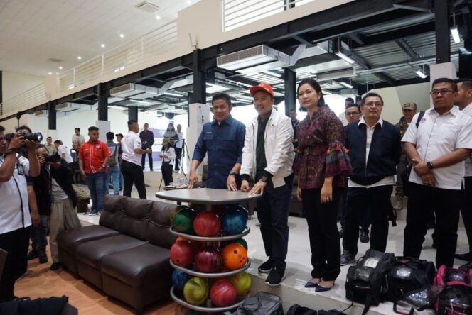 
					Gubernur Sumsel dan Menpora Unjuk Kebolehan Main Bowling