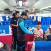 Kepala Balai Teknik Perkeretaapian Wilayah bagian Sumatera Selatan I Made Suartika  membagikan masker kepadap penumpang di stasiun Kertapati, Rabu (18/9).