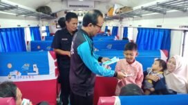Kepala Balai Teknik Perkeretaapian Wilayah bagian Sumatera Selatan I Made Suartika  membagikan masker kepadap penumpang di stasiun Kertapati, Rabu (18/9).