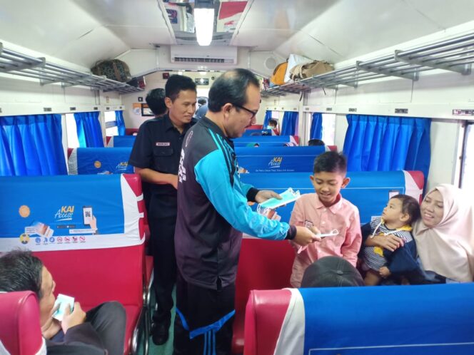 
					Kepala Balai Teknik Perkeretaapian Wilayah bagian Sumatera Selatan I Made Suartika  membagikan masker kepadap penumpang di stasiun Kertapati, Rabu (18/9).