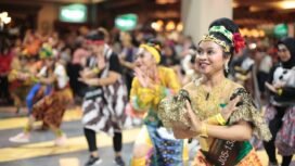 Sejumlah peserta yang mengikuti kegiatan Indoensia Menari