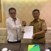 Kepala BPJS cabang Palembang, Asran Pane usai menandatangani kerjasama dengan Kepala DLHK Kota Palembang, Alex Fernnandus.