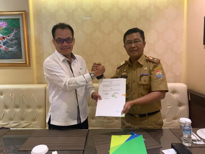 
					Kepala BPJS cabang Palembang, Asran Pane usai menandatangani kerjasama dengan Kepala DLHK Kota Palembang, Alex Fernnandus.
