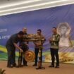 Staf Ahli Gubernur Sumsel, Reza Fahlevi saat memukul gong membuka kegiatan sosialisasi Paritrana dan Penguatan Jaminan Sosial Ketenagakerjaan.