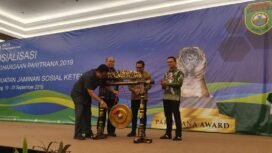 Staf Ahli Gubernur Sumsel, Reza Fahlevi saat memukul gong membuka kegiatan sosialisasi Paritrana dan Penguatan Jaminan Sosial Ketenagakerjaan.