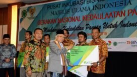 KH Ma'ruf Amin didampingi Dewan Pengawas BP Jamsostek, Eko Darwanto, menyerahkan kartu kepesertaan BP Jamsostek 