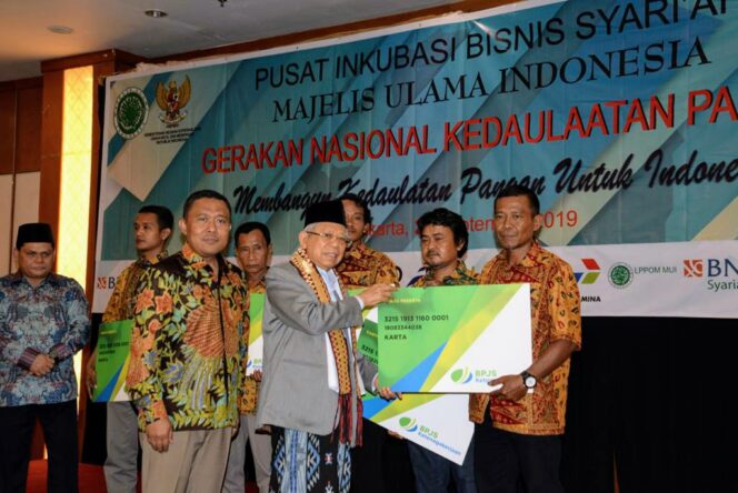 
					KH Ma'ruf Amin didampingi Dewan Pengawas BP Jamsostek, Eko Darwanto, menyerahkan kartu kepesertaan BP Jamsostek 