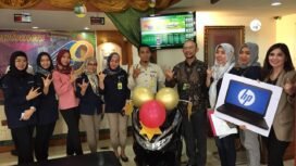 Branch Manager Bank Bukopin Palembang Akhmad Yogi Wirawan menyerahkan hadiah motor kepada nasabah di kantor bank bukopin, Kamis (19/9).