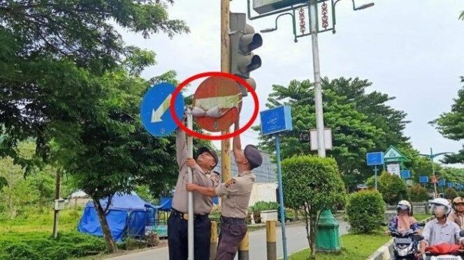 
					Telah Ditemukan Kutang Wanita Tergantung di Rambu Lalin