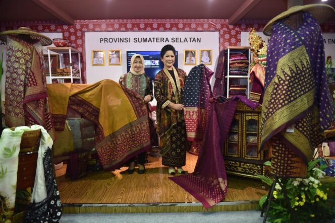 
					Iriana Jokowi Janji Temui Pengrajin Kain di Palembang