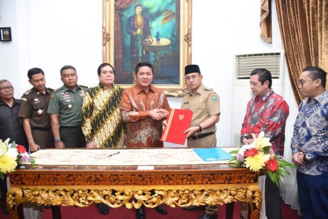 
					Gubernur Sumsel Tandatangani Surat Penugasan Plt Bupati Muara Enim