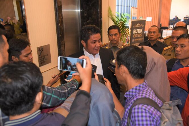
					Konsentrasi Karhutla, Herman Deru Batalkan Agenda ke Luar Negeri 