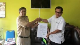 Kepala BPJS cabang Palembang Asran Pane menandatangi MoU dengan Kepala UPTD BLKPPKT Kardaman.