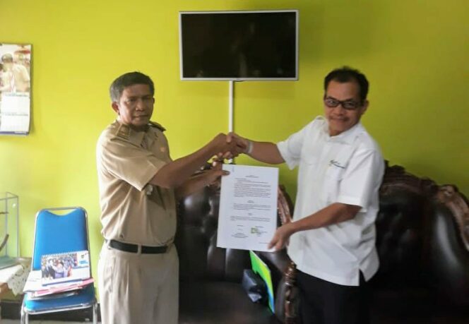 
					Kepala BPJS cabang Palembang Asran Pane menandatangi MoU dengan Kepala UPTD BLKPPKT Kardaman.