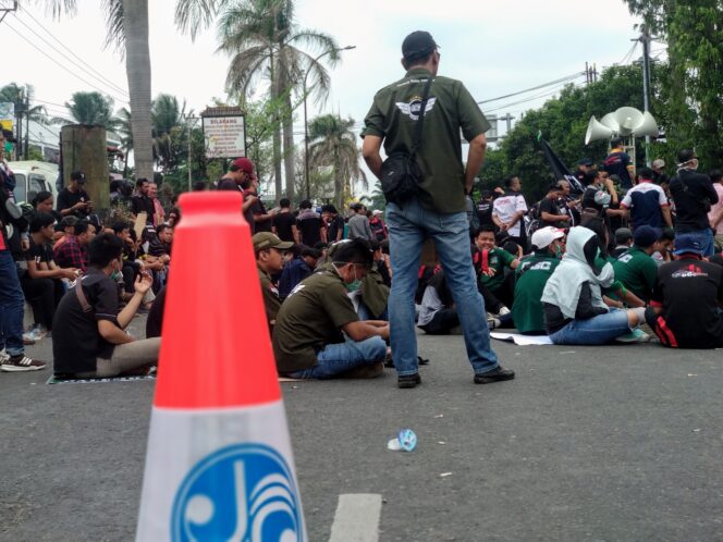 
					Sejumlah sopir taksol saat demo di depan kantor Go-Jek Indonesia cabang Palembang.
