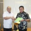 Depputi Direktur BPJS ketenagakerjaan Wilayah Sumbagsel, Arief Budiato menyerahkan mobil operasional secara simbolis kepada Gubernur Sumsel, Herman Deru.