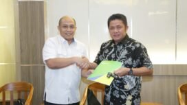 Depputi Direktur BPJS ketenagakerjaan Wilayah Sumbagsel, Arief Budiato menyerahkan mobil operasional secara simbolis kepada Gubernur Sumsel, Herman Deru.