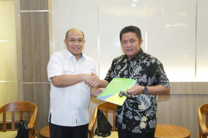 
					Depputi Direktur BPJS ketenagakerjaan Wilayah Sumbagsel, Arief Budiato menyerahkan mobil operasional secara simbolis kepada Gubernur Sumsel, Herman Deru.