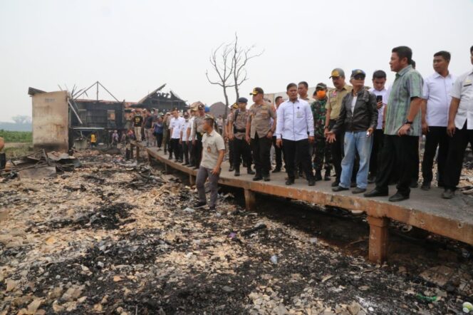 
					Gubernur Sumsel dan Forkopimda Tinjau Kondisi Korban Kebakaran Gandus