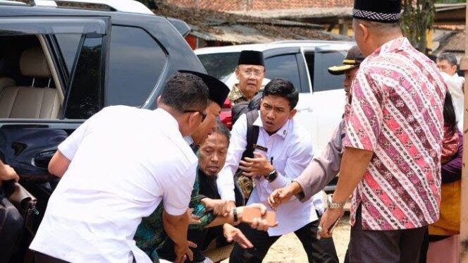 
					Menko Polhukam Wiranto Ditusuk, Pelakunya Suami Istri