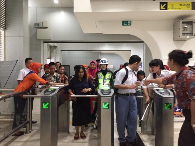 
					PT KAI Ajak Siswa Naik LRT