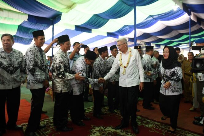 
					Peringati HGN, Wagub Beri Kejutan Guru di Ogan Ilir