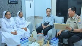 Kepala BPPD Palembang saat menyerahkan plakat penghargaan kepatuhan pajak kepada RS RK Charitas