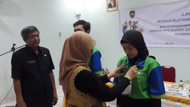 
					Pps Kepala Cabang BPJS Palembang, Utaminingsih saat membuka pelatihan vokasi di UPTD Disnakertras Sumsel.
