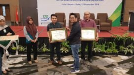 Pps Kepala BPJS Ketenagakerjaan cabang Palembang, Agus Theodorus, saat menyerahkan penghargaan terhadap perusahaan tertib administrasi