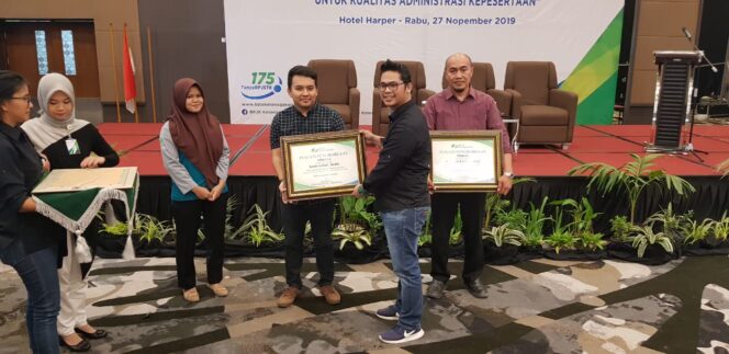 
					Pps Kepala BPJS Ketenagakerjaan cabang Palembang, Agus Theodorus, saat menyerahkan penghargaan terhadap perusahaan tertib administrasi