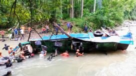 Proses evakuasi tim SAR gabungan terhadap korban Bus Sriwijaya