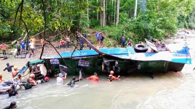 
					Proses evakuasi tim SAR gabungan terhadap korban Bus Sriwijaya