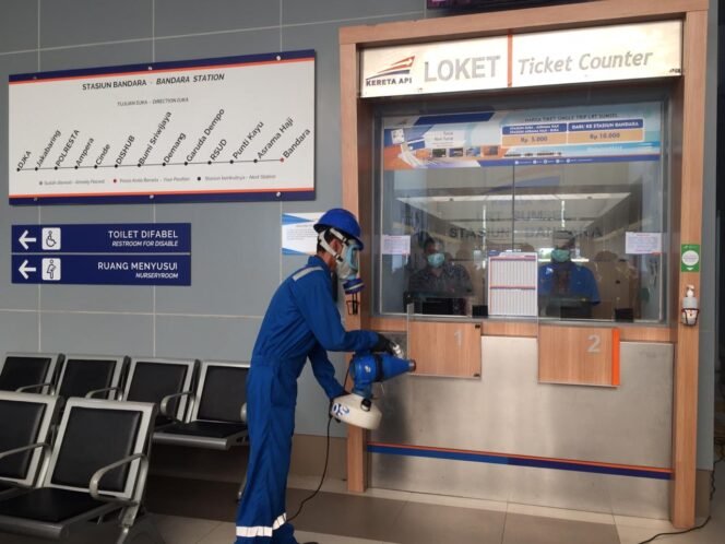 
PT KAI Semprotkan Cairan Disinfektan di Seluruh Stasiun LRT Sumsel