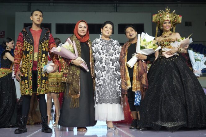 
					Feby Deru Dukung Kain Kanduk dan Kayu Aro Tampil di PFW 2020