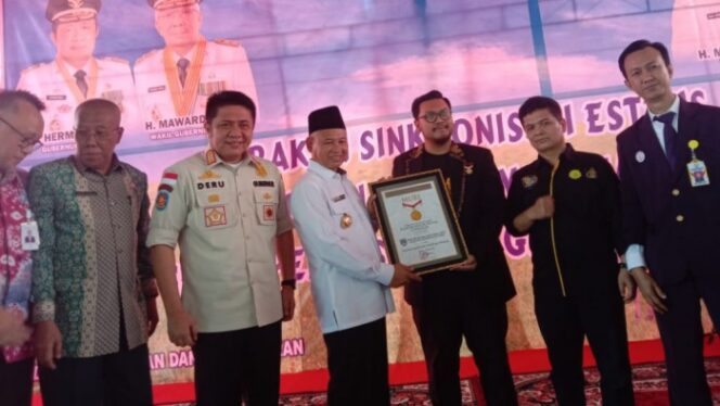 
Lakukan Program Inseminasi Terbanyak, OKU Timur Diganjar Rekor Muri