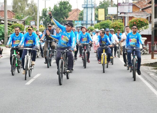 Herman Deru Ramaikan Tour De Sebiduk Sehaluan 2020