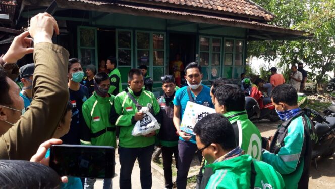 Komunitas Sepeda Gosix 906 Bagikan Ratusan Sembako ke Ojol dan Tukang Becak