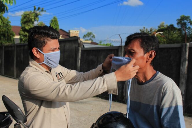 
IJTI Sumsel Bagikan 1.500 Masker Kain Kepada Warga Palembang