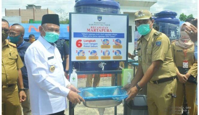 
Setop Penyebaran Covid-19, Bupati OKU Timur Bagikan Alat Cuci Tangan