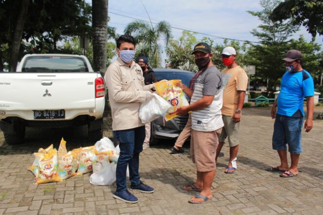 
Peduli Warga Terdampak Covis-19, IJTI Sumsel Bagikan Paket Sembako