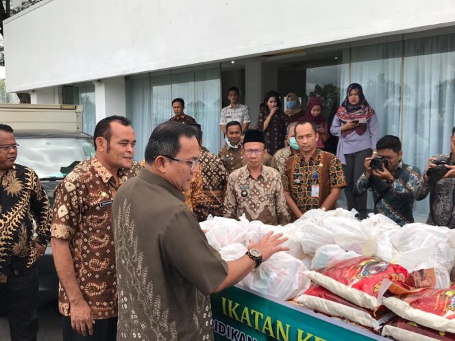 
					IKAPTK Bagikan 1.100 Paket Sembako bagi Warga Terdampak COVID-19