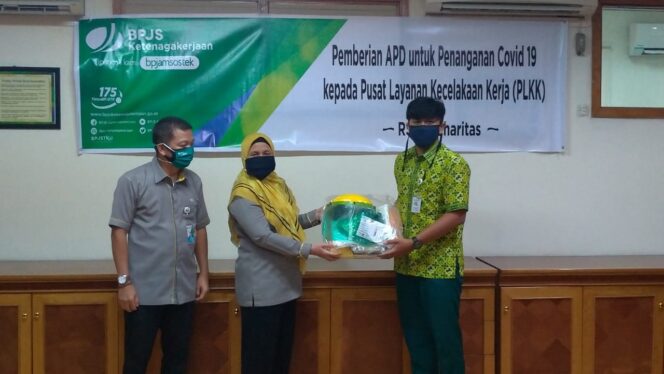 
					BPJAMSOSTEK Salurkan Bantuan APD ke RS RK Charitas