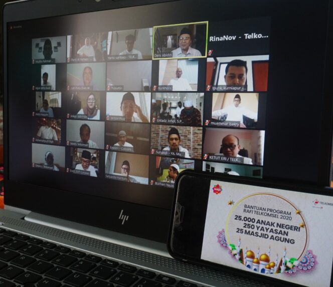 
Di Tengah Pandemi, Telkomsel Salurkan Bantuan Sosial Rp 25 Miliar