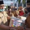 Plt Bupati Muara Enim Juarsah Berikan Bantuan Sembako Kepada Masyarakat (Dok. Urban Id)
