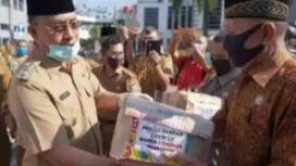 Plt Bupati Muara Enim Juarsah Berikan Bantuan Sembako Kepada Masyarakat (Dok. Urban Id)