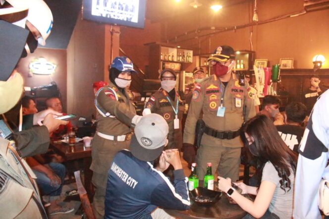 
					Gelar Razia, Satpol PP Sumsel Temukan Pengunjung Cafe dan Restoran Masih Ramai